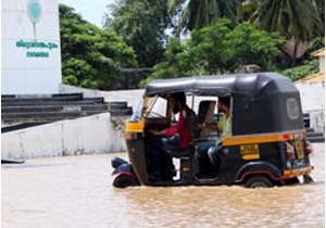 രണ്ടാം ദിവസവും നിലയ്ക്കാത്ത മഴ; കേരളം മുഴുവൻ വെള്ളപ്പൊക്കത്തിൽ; തലസ്ഥാനം മുങ്ങാറായി; മരണം നാലായി; മഴക്കെടുതി നേരിടാൻ ദ്രുതകർമസേന