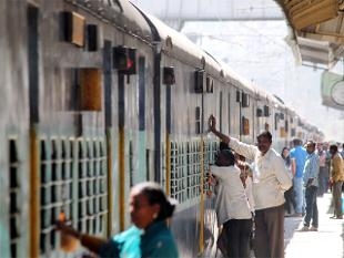 യാത്രക്കാർക്ക് പ്രശ്‌നങ്ങൾ നേരിട്ടറിയിക്കാൻ അവസരം; അടുത്താഴ്‌ച്ച മുതൽ പരിശോധനയ്ക്കായി റെയിൽവേ ഉദ്യോഗസ്ഥർ സെക്കൻഡ് ക്ലാസിലും കയറും