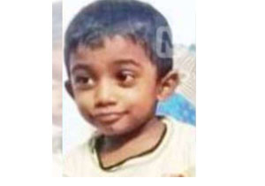 കടൽ പ്രക്ഷുബ്ധമായതിനാൽ ബീച്ചിലേക്ക് ആരേയും പൊലീസ് കടത്തി വിട്ടില്ല; ആരും കാണാതെ പടിഞ്ഞാറു ഭാഗത്തു കൂടി കടൽ കരയിലെത്തി; അമ്മയ്ക്കൊപ്പെ ആലപ്പുഴ ബീച്ചിൽ സെൽഫി എടുക്കുമ്പോൾ കൂറ്റൻ തിരമാലകളെത്തി; രണ്ട് ദിവസത്തെ തിരച്ചിലിന് ഒടുവിൽ ആദികൃഷ്ണയുടെ മൃതദേഹം കണ്ടെത്തി