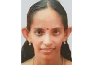 കാറിന്റെ ഡ്രൈവിങ്സീറ്റിൽ സീറ്റ് ബെൽറ്റ് ഇട്ടനിലയിൽ കത്തിക്കിരച്ച് അദ്ധ്യാപികയുടെ മൃതദേഹം; ആത്മഹതയയെന്ന് പ്രാഥമിക നിഗമനം; മാനസിക സമ്മർദം വെളിപ്പെടുത്തുന്ന കുറിപ്പ് കണ്ടെടുത്തെന്ന് പൊലീസ്; പ്രേരണാകുറ്റം ചുമത്തേണ്ടതുണ്ടോ എന്ന് പരിശോധിക്കുന്നു; ദീപ്തിയുടെ മരണത്തിൽ വിശദ അന്വേഷണം