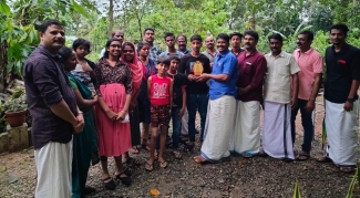 മലനട ക്ഷേത്രോത്സവത്തിനിടെ കുളത്തിൽ വീണ വിദ്യാർത്ഥിയെ രക്ഷപ്പെടുത്തിയ പ്ലസ്ടു വിദ്യാർത്ഥി ബിജിൻ ജോണിനെ ചക്കുവള്ളി മിഴി ഗ്രന്ഥശാല അനുമോദിച്ചു