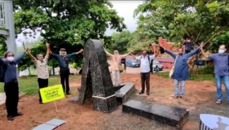 കാനായി ശിൽപം സംരക്ഷിക്കാൻ കലാകാരന്മാരുടെ പ്രതിരോധം; പയ്യാമ്പലത്ത് ശിൽപത്തിന് ചുറ്റും സംരക്ഷണവലയം തീർത്തു