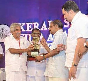 പാട്ടു പാടിയ ആളോട് നിർമ്മാതാവിന് കലിപ്പായപ്പോൾ അവാർഡ് പ്രഖ്യാപിച്ചത് മണ്ണും ചാരി നിന്നവന്; മികച്ച ഗായകനുള്ള പുരസ്കാരം കൈമാറാതെ അവാർഡ് ദാനം