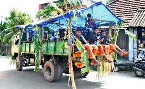 ചരക്കുകയറ്റാൻ മാത്രം അനുമതിയുള്ള വാഹനങ്ങളിലും ജില്ലാ പെർമിറ്റു മാത്രമുള്ള ഓട്ടോകളിലും അയ്യപ്പന്മാർ ശബരിമലയിലെത്തരുത്; അലങ്കരിച്ച വാഹനങ്ങളുമായി എത്തുന്നത് വന്യമൃഗങ്ങളെ ആകർഷിക്കുമെന്നും തീർത്ഥാടകർക്ക് മുന്നറിയിപ്പുമായി റോഡ് സേഫ്റ്റി കമ്മിഷണർ