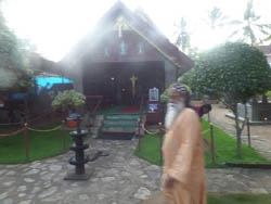 കരിങ്കൽതൂണുകളും കൽമണ്ഡപവും കേറി തോമാർ പള്ളിയിൽ ചെന്നാൽ ക്ഷേത്രത്തിൽ ചെന്നപോലെ; കേരളീയ വാസ്തുവിദ്യയിൽ തീർത്ത ലോകത്തെ ഏക ദേവാലയത്തിലൂടെ ഒരു തീർത്ഥയാത്ര