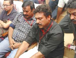 മന്ത്രി ഗണേഷ്കുമാർ പോലും തറയിലിരുന്നാണ് സിനിമ കണ്ടത്; മിഡ്നൈറ്റ് ചിൽഡ്രനു അത്ഭുതപൂർവമായ തിരക്ക്