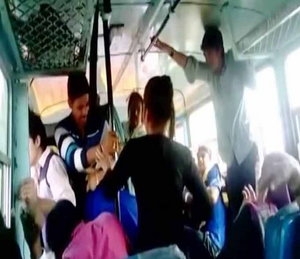 യുവാവിനെ മർദ്ദിച്ചത് വയോധികയായ സ്ത്രീക്ക് വേണ്ടി സീറ്റൊഴിയാൻ ആവശ്യപ്പെട്ടതിന്; റോഥക് സഹോദരിമാർ ആണുങ്ങളെ തല്ലുന്നത് ഹോബിയാക്കിയവരെന്ന് വ്യക്തമാക്കി ദൃക്സാക്ഷികൾ