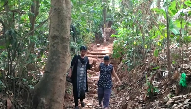 കല്ലുംമുള്ളും പാമ്പും പഴുതാരയുമുള്ള വഴിതാണ്ടി അഞ്ചുവർഷമായി ഒരു സ്കൂൾ യാത്ര; കുത്തനെയുള്ള കയറ്റം കയറിയിറങ്ങിയുള്ള ഓട്ടിസം ബാധിച്ച കുഞ്ഞിന്റെ ദുരിതയാത്രയ്ക്ക് പരിഹാരമുണ്ടാക്കാതെ അധികൃതർ; പൂജയ്ക്ക് സ്കൂളിലെത്താൻ ഇനിയെങ്കിലും കോൺക്രീറ്റിട്ട ഒരു വഴി ഒരുങ്ങുമോ?
