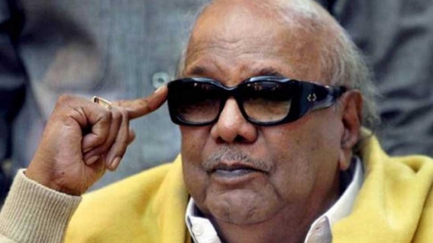 ഉപമുഖ്യമന്ത്രിയും പാർട്ടി നേതാക്കളും അടക്കമുള്ളവർ രാത്രി മുഴുവൻ സ്റ്റാലിനൊപ്പം വസതിയിൽ; ആയിരക്കണക്കിന് പാർട്ടി പ്രവർത്തകർ വീടിന് ചുറ്റു തടിച്ചു കൂടി നിൽക്കുന്നു; കരുണാനിധിയുടെ ആരോഗ്യനിലയെ കുറിച്ചു എങ്ങും അഭ്യൂഹങ്ങൾ; 49 കൊല്ലം ഡിഎംകെയെ നയിച്ച തമിഴ്നാട്ടിലെ ഏറ്റവും ജനകീയനായ നേതാവിന് വിട പറയാൻ ഒരുങ്ങി തമിഴ് മക്കൾ