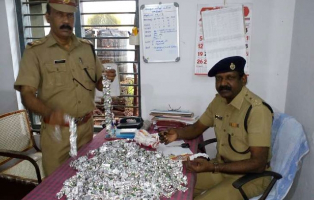 സ്കൂൾ തുറന്ന് ഒരു മാസമായപ്പോഴേക്കും കുട്ടികളെ തേടി ലഹരി മരുന്ന് മാഫിയ; ഗുളികയുടേയും സ്റ്റാമ്പിന്റെയും രൂപത്തിന് പിന്നാലെ മിഠായിയായും ലഹരി മരുന്നുകൾ; കോഴിക്കോടു നിന്നും മിഠായി രൂപത്തിൽ ലഹരി മരുന്ന് കണ്ടെത്തിയതോടെ മാതാപിതാക്കളും അദ്ധ്യാപകരും ആശങ്കയിൽ
