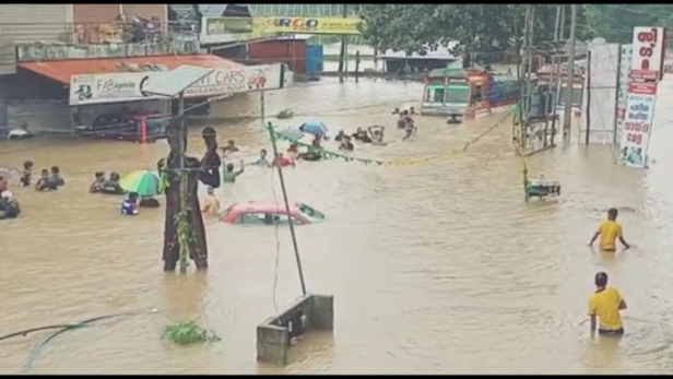 കേരളത്തിന് കൈത്താങ്ങുമായി തമിഴകം; മഴക്കെടുതി നേരിടാൻ അഞ്ച് കോടി ധനസഹായം പ്രഖ്യാപിച്ച് തമിഴ്നാട് മുഖ്യമന്ത്രി; കേരളത്തിന് പൂർണ പിന്തുണയെന്ന് പ്രധാനമന്ത്രി; പിണറായിയുമായി ചർച്ച നടത്തിയെന്നും നരേന്ദ്ര മോദി; ദുരിതാശ്വാസ നിധിയിലേക്ക് സംഭാവന തേടി സംസ്ഥാന സർക്കാർ