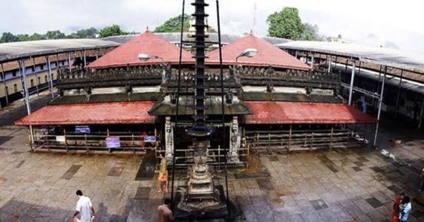 മുഖ്യമന്ത്രിയുടെ ദുരിതാശ്വാസ നിധിയിലേക്ക് സഹായഹസ്തവുമായി കൊല്ലൂർ മൂകാംമ്പിക ക്ഷേത്രം ട്രസ്റ്റ്; ക്ഷേത്രദേവസ്വം വക ഒരു കോടി രൂപ നൽകും