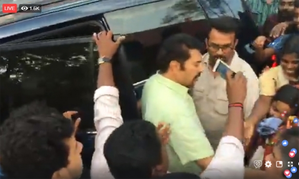 ദുരിതാശ്വാസ ക്യാമ്പിൽ ആശ്വാസമേകാൻ മമ്മൂട്ടിയെത്തി; ആരും വിഷമിക്കരുതെന്നും കേരളം ഒപ്പമുണ്ടെന്നും താരം; ചെങ്ങന്നൂർ ചെന്നിത്തലയിലെ ദുരിതാശ്വാസ ക്യാമ്പ് മെഗാ സ്റ്റാർ മമ്മൂട്ടി സന്ദർശിക്കുന്നു; തത്സമയം