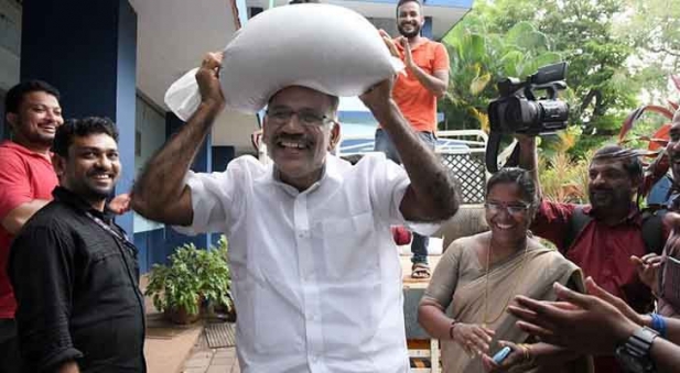 ദുരിതാശ്വാസ ക്യാമ്പിൽ 'ചുമട്ടുകാരനായി' മന്ത്രി എ.കെ ശശീന്ദ്രൻ; മന്ത്രി തല ചുമടേറ്റിയത് ഒരു ചാക്ക് അരി; മന്ത്രിയുടെ അധ്വാനം മാനാഞ്ചിറ ബി.ഇ.എം സ്കൂളിൽ