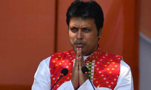 'താറാവുകൾ നീന്തുന്നത് വഴി ജലാശയങ്ങളിലെ ഓക്സിജന്റെ അളവ് കൂടുമെന്ന്' ബിപ്ലവ് ദേബ്; ജലാശയങ്ങൾക്ക് സമീപം താമസിക്കുന്ന എല്ലാ കുടുംബങ്ങളിലും താറാവിനെ വളർത്തണമെന്നും ഇതിനായി 50,000 താറാവ് കുഞ്ഞുങ്ങളെ വിതരണം ചെയ്യാൻ സർക്കാർ ആലോചിക്കുന്നുണ്ടെന്നും ത്രിപുര മുഖ്യമന്ത്രി
