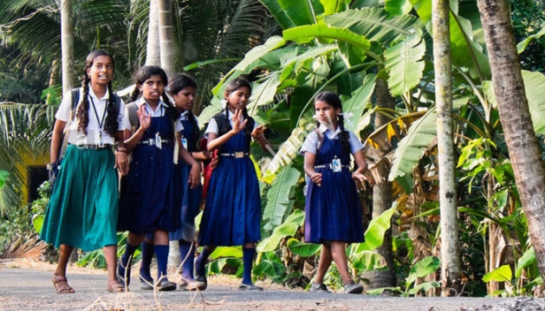 പ്രളയവും നിപയും നഷ്ടപ്പെടുത്തിയത് ഒരു മാസത്തെ അധ്യയന ദിനങ്ങൾ; പാഠഭാഗങ്ങൾ തീർക്കാൻ സാധിക്കാത്തിനാൽ പരീക്ഷകൾ ഏപ്രിലേക്ക് മാറ്റിയേക്കും; സറണ്ടറില്ലാതെ സേവനത്തിന് തയ്യാറെന്ന് അദ്ധ്യാപകരും;പരീക്ഷ തീയതി തീരുമാനിക്കാൻ അടിയന്തര യോഗം ഉടൻ