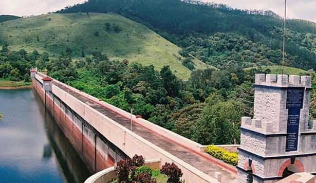മുല്ലപ്പെരിയാർ പൊക്കി കേരളത്തെ മുടിക്കാൻ ഉറച്ച് തമിഴ്നാട്; 142 കടന്നിട്ടും ഒന്നും സംഭവിക്കാത്തതുകൊണ്ട് 152 അടിയായി ജലനിരപ്പ് ഉയർത്തണം എന്നാവശ്യപ്പെട്ട് സുപ്രീം കോടതിയെ സമീപിക്കാൻ ഉറച്ച് തമിഴ്നാട്; നീക്കം വിജയിച്ചാൽ തേക്കടി ഇല്ലാതാവുന്നതിനൊപ്പം ഇടുക്കി അണക്കെട്ടും പ്രതിസന്ധിയിലാകും