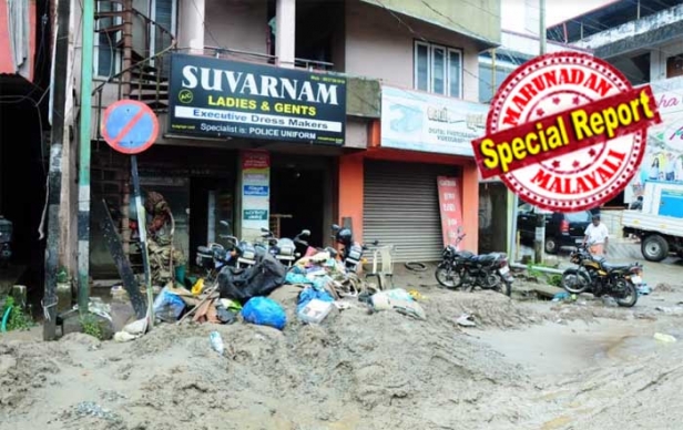 തകർന്നടിഞ്ഞ് വ്യാപാര സ്ഥാപനങ്ങളും വീടുകളും; ചെളിയടിഞ്ഞ് റോഡുകൾ; മൂക്കു തുളയ്ക്കുന്ന പൊടിയും ദുർഗന്ധവും; സൂക്ഷിച്ച് സഞ്ചരിച്ചില്ലെങ്കിൽ തെന്നി വീഴും; വൈദ്യുതി എത്താതെ ഇനിയും വീടുകൾ; പ്രളയം റാന്നിയെ അരനൂറ്റാണ്ട് പിന്നോട്ടടിച്ചു; പുനർ നിർമ്മാണത്തിന് അഞ്ചു വർഷമെങ്കിലും വേണ്ടി വരും; സർവ്വവും നശിച്ച് ആത്മഹത്യയുടെ വക്കിൽ വ്യാപാരികൾ; ഷട്ടറുകൾ ഉപേക്ഷിച്ച് പോയവരും നിരവധി; പ്രളയം തകർത്തെറിഞ്ഞ നഗരത്തെ കൈവിട്ട് മാധ്യമങ്ങളും: റാന്നിയിലെ നടുക്കുന്ന കാഴ്ച്ചകളിലൂടെ ഒരു സഞ്ചാരം