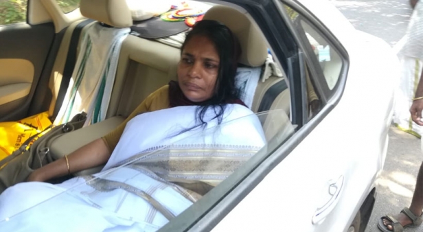 ഹർത്താൽ ദിനത്തിൽ ഔദ്യോഗിക വാഹനവുമായി പുറത്തിറങ്ങിയ ഷാഹിദാ കമാലിനെതിരെ ആക്രമണം; സംസ്ഥാന വനിതാ കമ്മീഷൻ അംഗത്തിന്റെ കാർ അടിച്ചു തകർത്തത് കോൺഗ്രസ് പ്രവർത്തകർ; പലയിടത്തും കാളവണ്ടിയും സ്കൂട്ടറുകളും തള്ളി പ്രതിഷേധിച്ച് യുഡിഎഫുകാർ; ഭാരത ബന്ദിൽ ട്രെയിൻ തടഞ്ഞും പ്രതിഷേധം; കേരളത്തിൽ ഹർത്താൽ പൂർണ്ണം
