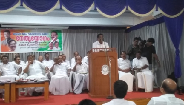 'എനിക്കറിയാം..എന്നെക്കാൾ വലിയ കളിക്കാരാണ് എന്റെ ടീമിലുള്ളതെന്ന്; ബട്ട് ഐ.ആം ദി ക്യാപ്റ്റൻ; കെ സുധാകരനെ വേദിയിരുത്തി ട്രോളി മുല്ലപ്പള്ളി; ആരവങ്ങളില്ല മുദ്രാവാക്യങ്ങളില്ല; ലക്ഷ്യമിടുന്നത് ഒരു കേഡർ പാർട്ടിയിലേത് പോലെ പുതിയ ശൈലി; പാർട്ടിക്ക് വേണ്ടി പണിയെടുക്കുന്നവർക്ക് മാത്രമായിരിക്കും ഇനി ഭാരവാഹിത്വം; കെപിസിസി. പ്രസിഡന്റായ ശേഷം മുല്ലപ്പള്ളി രാമചന്ദ്രൻ ആദ്യമായി കണ്ണൂരിലെത്തിയപ്പോൾ സംഭവിച്ചത്