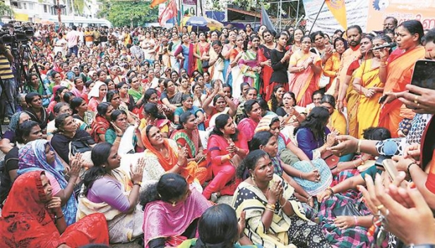 ശബരിമല ഹിന്ദുക്കളുടെ പൊതു ആരാധനാ കേന്ദ്രമാകുന്നതിനെ ആരാണ് പേടിക്കുന്നത്? സമരത്തിലെ പ്രധാനികൾക്കൊക്കെ ഈ വിഷയത്തിൽ ലാഭചേതങ്ങളുണ്ട്; ആർത്തവ വിലക്കല്ല ഹിന്ദുക്കളുടെ പൊതു ആരാധാനകേന്ദ്രം എന്നതിലാണ് സുപ്രീം കോടതി വിധിയുടെ മർമ്മം;  വെട്ടിമാറ്റപ്പെടുന്നത് ബ്രാഹ്മണർക്കും മറ്റു സവർണ്ണ ഹിന്ദുക്കൾക്കും ഉണ്ടായിരിക്കുന്ന പ്രകടമായ മേൽക്കൈ; ജാതി വർഗീയത പ്രച്ഛന്നവേഷമിട്ട് കേരളീയതയെ ഭരിക്കുമ്പോൾ; വിജു വി നായർ എഴുതുന്നു