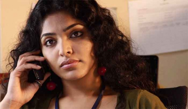 പുരുഷ മാഫിയാ സംഘടനയായ അമ്മയുടെ കരുത്ത് മമ്മൂട്ടിയുടേയും മോഹൻലാലിന്റേയും അഴകൊഴമ്പൻ നിലപാട്; അവർക്കെന്തുകൊണ്ടാണ് ഞങ്ങൾ പറയുന്നത് മനസ്സിലാവാത്തത്; ഉത്തരം പറയേണ്ടവർ ഇപ്പോൾ മോഹൻലാലിന് പിറകിൽ ഒളിച്ചിരിക്കുന്നു; ദുൽഖറിനെ പോലെ നിലപാടിലാത്തവനാകാൻ എല്ലാവർക്കും കഴിയില്ലല്ലോ? ഇരയ്ക്കൊപ്പം നിൽക്കുമ്പോൾ വേട്ടക്കാരെ എതിർക്കേണ്ടി വരുന്നത് സ്വാഭാവികം; രണ്ടും കൽപ്പിച്ച് റീമാ കല്ലിങ്കൽ രംഗത്ത്