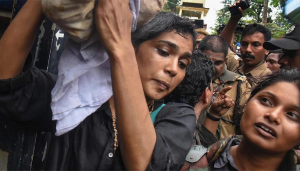 ശബരിമലയിൽ ദർശനം നടത്താൻ ശ്രമിച്ച രഹ്നാ ഫാത്തിമ നടത്തിയത് മതവികാരം വ്രണപ്പെടുത്തൽ തന്നെ; ഇരുമുടിക്കെട്ടുമായി മലകയറാനെത്തിയ ആക്ടിവിസ്റ്റിന്റെ മുൻകൂർ ജാമ്യാപേക്ഷ ഹൈക്കോടതി തള്ളി: പൊലീസിന് തുടർ നടപടികളുമായി മുന്നോട്ട് പോകാമെന്നും കോടതി: ഹൈക്കോടതിയും നിലപാട് കടുപ്പിച്ചതോടെ രഹ്നാ ഫാത്തിമയെ ഉടൻ അറസ്റ്റ് ചെയ്തേക്കും