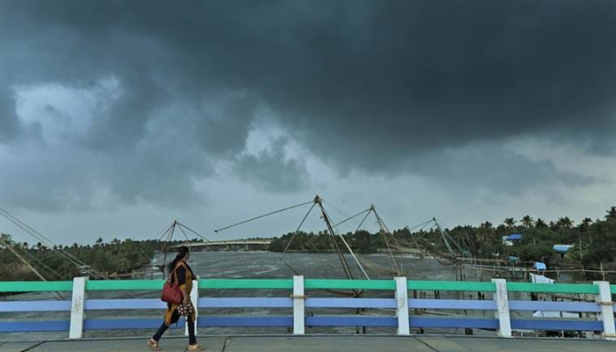 സംസ്ഥാനത്ത് നാളെ കനത്ത മഴയ്ക്ക് സാധ്യത; മുന്നറിയിപ്പ് ന്യൂന മർദ്ദത്തിന്റെ ഫലമായി; ഇടുക്കി, പത്തനംതിട്ട, കോട്ടയം ജില്ലകളിൽ യെല്ലോ അലെർട്ട്; ജാഗ്രത പാലിക്കണമെന്ന് കാലാവസ്ഥാ നിരീക്ഷണ കേന്ദ്രം