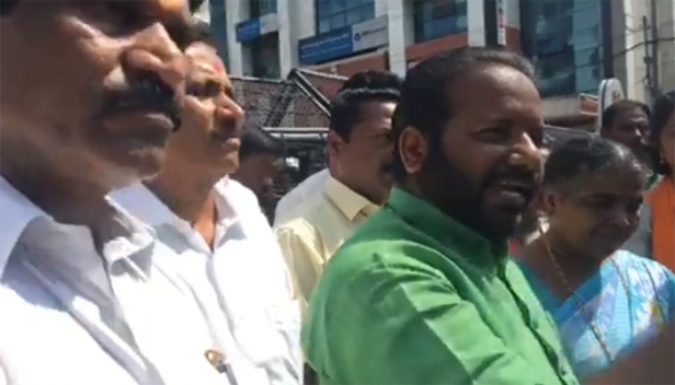 എസ്പി ഹരിശങ്കറിന്റെ വെള്ളയമ്പലത്തെ ഫ്ളാറ്റിന് മുമ്പിൽ യുവമോർച്ചയുടെ പ്രതിഷേധം; ഉപരോധത്തിൽ പങ്കെടുത്ത് സ്ത്രീകളടക്കം നിരവധി പേർ
