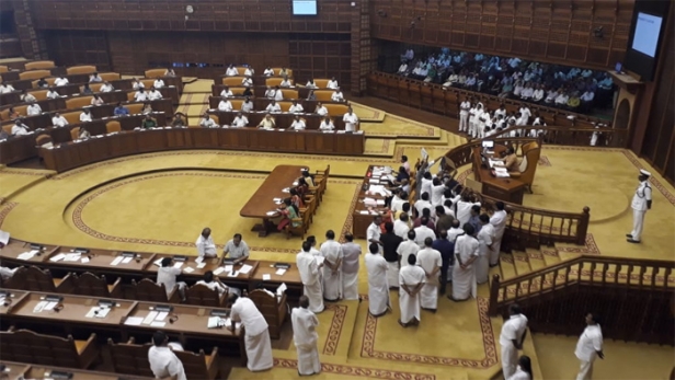 ശബരിമല വിഷയത്തിൽ നിയമസഭയിൽ രണ്ടാം ദിവസവും പ്രതിപക്ഷ ബഹളം; ബാനറുകളും പ്ലക്കാർഡുകളുമായി നടുത്തളത്തിലിറങ്ങിയത് ശബരിമല വിഷയം സഭ നിർത്തിവെച്ച് ചർച്ച ചെയ്യണമെന്ന ആവശ്യം ഉന്നയിച്ച്; ചർച്ച ചെയ്യേണ്ട സാഹചര്യമില്ലെന്ന് മുഖ്യമന്ത്രി; ജനം കാണുന്നുണ്ടെന്ന ഗവർണ്ണറുടെ പരാമർശം ഓർമ്മിപ്പിച്ച് സ്പീക്കർ; പ്രതിപക്ഷം സഭ ബഹിഷ്കരിച്ച് ഇറങ്ങിപ്പോയി