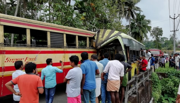 കൊച്ചി-ധനുഷ് കോടി ദേശിയ പാതയിൽ സൂപ്പർ ഫാസ്റ്റും ലോ ഫ്ളോർ ബസ്സും കൂട്ടിയിടിച്ച് നിരവധി പേർക്ക് പരിക്കേറ്റു; മിക്കവരുടെയും നില ഗുരുതരമെന്ന് പ്രാഥമിക വിവരം