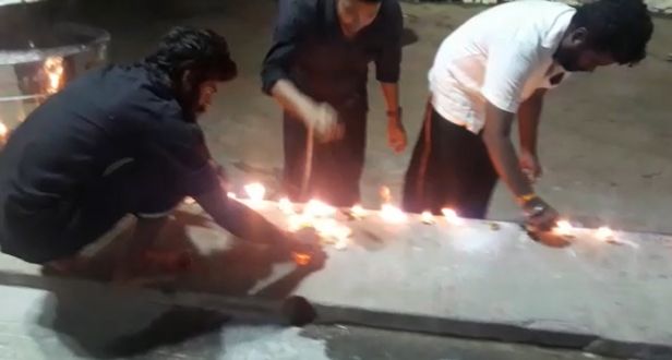 ആചാര സംരക്ഷണത്തിന് സന്നിധാനത്തും മാളികപ്പുറത്തും അയ്യപ്പജ്യോതി; പൊലീസിന്റെ എതിർപ്പ് മറികടന്ന് ജ്യോതി കത്തിച്ച് കർമ്മ സമിതി