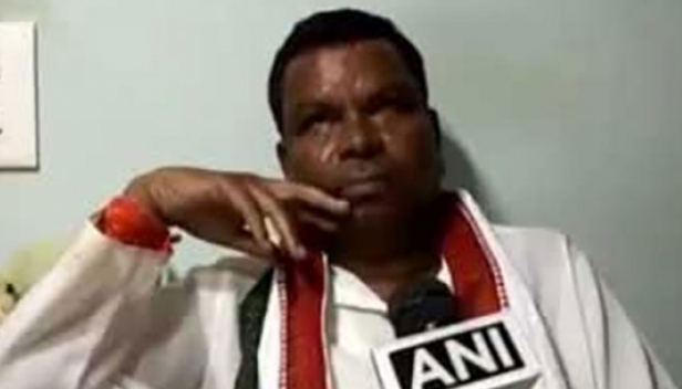 'വിദ്യാഭ്യാസമില്ലെങ്കിലും നല്ല രീതിയിൽ ഭരണം കാഴ്ച്ചവയ്ക്കാൻ സാധിക്കുമെന്ന് എനിക്കുറപ്പുണ്ട് '; സത്യപ്രതിജ്ഞാ വേളയിൽ നിയമസഭാംഗത്തെ 'വായിച്ചു കൊടുത്ത്' സഹായിച്ചത് ഗവർണർ ആനന്ദിബെൻ പട്ടേൽ; ഈശ്വരൻ ബുദ്ധി നൽകിയിട്ടുണ്ടെന്നും അതിനാൽ വിദ്യാഭ്യാസമില്ലെങ്കിലും ഭരിക്കാമെന്നും കവാസി ലഖ്മ