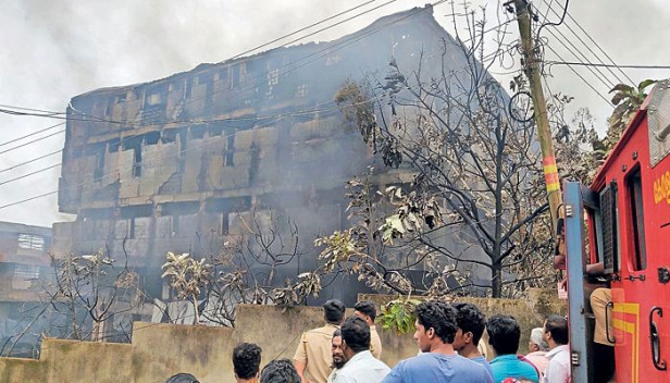 ഫാമിലി  പ്ലാസ്റ്റിക് ഫാക്ടറി തീവെപ്പ്; പ്രതിക്ക് ജാമ്യമമനുവദിക്കാതെ കോടതി; മറ്റുള്ളവരുടെ ജീവിതം ദുസ്സഹവും അരക്ഷിതാവസ്ഥയിലുമാക്കിയ പ്രതികൾക്ക് ഈ ഘട്ടത്തിൽ ജാമ്യത്തിനർഹതയില്ലെന്ന് കോടതി നിരീക്ഷണം; നഷ്ടം 60.70 കോടി രൂപയെന്ന് പൊലീസ്