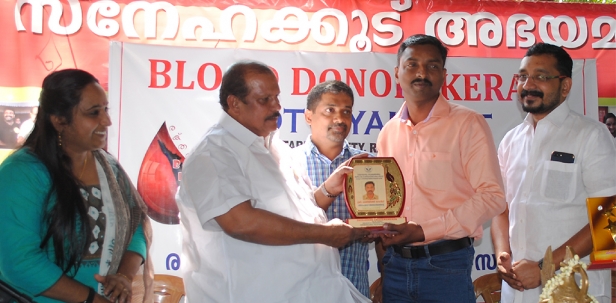 ആംബുലൻസിനു വഴികാട്ടി ശ്രദ്ധേയനായ സിവിൽ പൊലീസ് ഓഫീസർ രഞ്ജിത്ത് കുമാറിന് അനുമോദനം