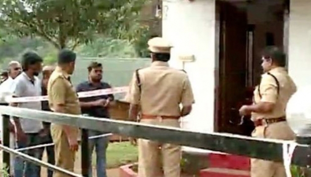 ഇടുക്കി എസ്റ്റേറ്റ് കൊലപാതകം : രണ്ട് എസ്ഐമാർ ഉൾപ്പടെ അഞ്ച് ഉദ്യോഗസ്ഥർക്ക് സസ്പെൻഷൻ; പ്രതിയെ മധുരയിൽ നിന്നും അറസ്റ്റ് ചെയ്തപ്പോഴുള്ള ചിത്രമടക്കം പ്രധാന വിവരങ്ങൾ മാധ്യമങ്ങൾക്ക് നൽകിയതിൽ നടപടി; രാജാക്കാട് എസ്ഐ പി.ഡി അനുമോദിനെതിരെയും വകുപ്പുതല നടപടിക്ക് ശുപാർശ