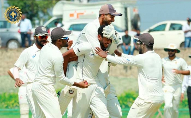 ചരിത്രത്തിലാദ്യമായ രഞ്ജി ഫൈനൽ പ്രവേശത്തിന് ഒരുങ്ങി കേരളം; വാട്‌മോറിന്റെ കീഴിൽ ടീം കടുത്ത പരിശീലനത്തിൽ; ടീമിന്റെ ആത്മവിശ്വാസം നിലനിർത്താൻ സഞ്ജു ക്യാമ്പിൽ തുടരും; ശക്തരായ വിദർഭയ്ക്ക് എതിരായ സെമി വ്യാഴാഴ്ച