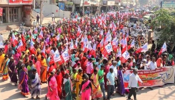 കർണാടകയിൽ ദേവദാസി സമ്പ്രദായത്തിനെതിരെ സിപിഎം; സമ്മേളനത്തിൽ പങ്കെടുത്തത് ആയിരക്കണക്കിന് ദേവദാസി സ്ത്രീകൾ; വിശ്വാസത്തിന്റെ പേരിൽ ലൈംഗിക ചൂഷണത്തിന് ഇരയാവുന്നത് നിരവധിപേർ; ദേവദാസി സമ്പ്രദായത്തിൽ നിന്ന് മോചിപ്പിക്കപ്പെട്ട പെൺകുട്ടികളെ ഒപ്പംകൂട്ടി പാർട്ടി