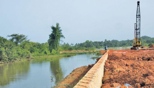 കായലിനും പുഴകൾക്കും സമീപമുള്ള നിർമ്മാണ പ്രവൃത്തികൾ തീരത്ത് നിന്നും 50 മീറ്റർ വീതിയിലായിരിക്കണമെന്നത് 20 മീറ്റർ ആയി ചുരുക്കി പുതിയ തീര പരിപാലന മേഖലാ വിജ്ഞാപനം; ഇക്കോ ടൂറിസം പദ്ധതികളുടെ ഭാഗമായി കണ്ടൽക്കാട് മേഖലയിൽ പാർക്കുകളും മരം കൊണ്ടുള്ള കുടിലുകളും നിർമ്മിക്കാം; തീര മേഖലയിലെ നിർമ്മാണ പ്രവൃത്തികളിൽ പരിസ്ഥിതി മന്ത്രാലയത്തിന്റെ പുത്തൻ ഇളവുകളിങ്ങനെ