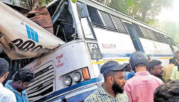 സരിതയെ മരണം കൂട്ടിക്കൊണ്ട് പോയത് പറക്കമുറ്റാത്ത മൂന്ന് കുരുന്നുകളെ നോക്കാനും സ്വന്തമായി കൂരയൊരുക്കാനുമുള്ള ഓട്ടത്തിനിടെ; വീടെന്ന സ്വപ്നം പാതിയാക്കി അമ്മ പോയപ്പോൾ എന്ത് ചെയ്യുമെന്നറിയാതെ നിറകണ്ണുകളോടെ കുഞ്ഞുങ്ങൾ; സരിതയെ ചിതയിലേക്കെടുത്തപ്പോൾ വാവിട്ട് കരഞ്ഞ മക്കളുടെ നിലവിളി നാടിന്റെ നെഞ്ചുപിളർക്കുന്നത്