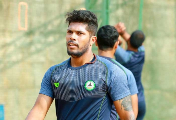 രഞ്ജി ട്രോഫി സെമിയിൽ കേരളത്തിന് മീതെ പാഞ്ഞ് കയറി വിദർഭ എക്സപ്രസ്; കൃഷ്ണഗിരിയിൽ ഉമേഷ് യാദവിന്റെ സംഹാര താണ്ഡവം; ഏഴ് വിക്കറ്റ് വീഴ്ത്തി ഇന്ത്യൻ പേസർ; കേരളം 106ന് പുറത്ത്