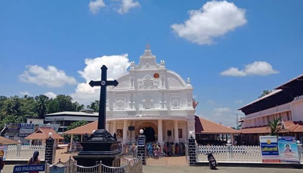 കോതമംഗലം മാർത്തോമ ചെറിയപള്ളി പ്രവേശന തർക്കം: ഓർത്തഡോക്സ് പക്ഷത്തിന് പൊലീസ് സംരക്ഷണം നൽകിയ ഉത്തരവ് ശരിവച്ച് ഹൈക്കോടതി; എതിർകക്ഷിക്ക് 50000 രൂപ യാക്കോബായ പക്ഷം നൽകാനും ഉത്തരവ്; പള്ളിയിൽ പ്രവേശിക്കാൻ ഏറ്റവും അടുത്ത ദിവസമെത്തുമെന്ന് തോമസ് പോൾ റമ്പാൻ