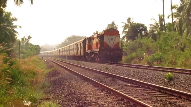 തീവണ്ടികൾക്ക് നേരെയുള്ള കല്ലേറ് തുടരുന്നു; മലബാർ എക്സ്പ്രസിലെ യാത്രക്കാരന് പരിക്ക്