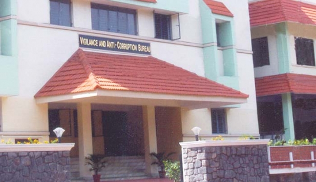 കെട്ടിട നിർമ്മാണ പെർമിറ്റിന് കൈക്കൂലി വാങ്ങിയ നഗരസഭാ ഓവർസിയർ റിമാൻഡിൽ; ഇത്രയായിട്ടും സർക്കാർ ഉദ്യോഗസ്ഥർ പഠിക്കുന്നില്ലേയെന്നും അവനവന്റെ കുടുംബത്തിന്റെ അന്നമാണ് സർക്കാർ ഉദ്യോഗമെന്നത് മറക്കരുതെന്നും വിജിലൻസ് കോടതി; 2000 രൂപ കൈക്കൂലി ചോദിച്ച് പെർമിറ്റ് മുടക്കിയ ഓവർസിയർ കുടുങ്ങിയത് കെണിപ്പണം വച്ചുള്ള ഓപ്പറേഷനിൽ