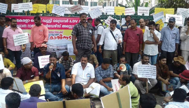 കേരളത്തിലെ 80 ശതമാനം സർക്കാർ വാഹനങ്ങളിലും ഡ്രൈവർമാർ താത്കാലികക്കാർ; പിഎസ്സി ലിസ്റ്റിൽ നിന്നും ഡ്രൈവർ നിയമനം വേണമെന്ന ചട്ടം കാറ്റിൽ പറത്തി; മുഖ്യമന്ത്രിക്ക് സങ്കട ഹർജി നൽകി എൽഡിവി റാങ്ക് ഹോൾഡേഴ്സ് അസോസിയേഷൻ; ആവശ്യങ്ങൾ ഉന്നയിച്ച് സെക്രട്ടറിയേറ്റ് മാർച്ചും