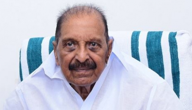 പ്രചാരണത്തിനിടെ ആർ.ബാലകൃഷ്ണ പിള്ള കുഴഞ്ഞുവീണു; കൊട്ടാരക്കര താലൂക്ക് ആശുപത്രിയിൽ പ്രവേശിപ്പിച്ചു