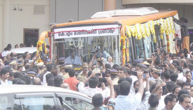 രാവിലെ ആശുപത്രിയിൽ നിന്ന് പുറത്തെടുത്തപ്പോഴേ അശ്രുപൂജ അർപ്പിക്കാൻ ആയിരങ്ങൾ; പൊട്ടിക്കരഞ്ഞും നിലവിളിച്ചും പ്രിയനേതാവിനെ അവസാനമായി ഒരുനോക്ക് കാണാൻ വഴിനീളെ കാത്തുനിന്ന് ജനം; ഓരോ കവലയിലും പാതയോരങ്ങളിലും ജനം ഒഴുകി എത്തിയതോടെ വിലാപയാത്ര നീങ്ങുന്നത് സമയക്രമമെല്ലാം തെറ്റിച്ച്; ഉച്ചയ്ക്ക് എത്തുമെന്ന് പ്രതീക്ഷിച്ച തിരുനക്കരയിൽ സന്ധ്യയായിട്ടും എത്തിയില്ല; പ്രിയപ്പെട്ട മാണിസാറിന് അശ്രുപൂജയുമായി കേരളം; നേതാവിന്റെ കരിങ്ങോഴക്കൽ വീട്ടിലും കാത്തുനിന്ന് ആയിരങ്ങൾ