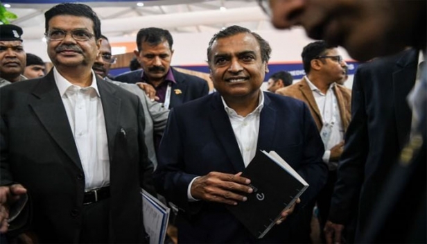 ഫ്ളിപ്കാർട്ടിനും ആമസോണിനും വൻ വെല്ലുവിളി; റിലയൻസിന്റെ അതികായൻ മുകേഷ് അംബാനി ഇ-കൊമേഴ്സ് രംഗം പിടിച്ചെടുക്കാൻ എത്തുന്നു; റിലയൻസിന്റെ ബിസിനസ് ടു ബിസിനസ് (ബി2ബി) സംരംഭത്തിലൂടെ ഭക്ഷണം മുതൽ ഫാഷൻ വരെ എല്ലാം വിൽപന നടത്താൻ നീക്കം; റിലയൻസ് ഇൻഡസ്ട്രീസിന്റെ ഉൽപ്പന്നങ്ങൾ ഫ്ളിപ്കാർട്ടിൽ നിന്നും ആമസോണിൽ നിന്നും പിൻവലിച്ചു തുടങ്ങി