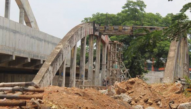 അക്ഷരനഗരിയുടെ ചരിത്രത്തോളം പഴക്കമുള്ള നാഗമ്പടം പഴയ മേൽപ്പാലം ഇന്നുകൂടി കാണാം; പാലം നാളെ തകർക്കുന്നത് നിയന്ത്രിത സ്‌ഫോടനം വഴി; പാലം പൊളിക്കുന്നതിനാൽ ശനിയാഴ്‌ച്ച പോകുന്ന ട്രെയിനികൾക്ക് നിയന്ത്രണം; റെയിൽവേ ട്രാക്കിൽ നിയന്ത്രണമേർപ്പെടുത്തുന്നത് ഒൻപത് മണിക്കൂർ