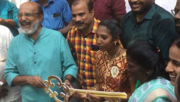 'അങ്ങനെ സൂര്യയ്ക്ക് വീടായി...തേടിയ വള്ളി കാലിൽ ചുറ്റിയത് പോലെ ആസ്ട്രേലിയയിലെ മെൽബണിൽ നിന്നുള്ള പ്രവാസി കൂട്ടായ്മ 'ബെർവിക് അയൽക്കൂട്ടം' സഹായവുമായി എത്തി'; ബധിരയും മൂകയുമായ സൂര്യയ്ക്കും അമ്മയ്ക്കും വീടു വച്ച് നൽകിയ സന്തോഷം പങ്കുവെച്ച് ഡോ.ടി.എം.തോമസ് ഐസക്ക്; ചിത്രകലയിൽ താൽപര്യമുള്ള സൂര്യക്ക് എല്ലാ ആശംസകളും നേർന്ന് ധനമന്ത്രിയുടെ കുറിപ്പ്